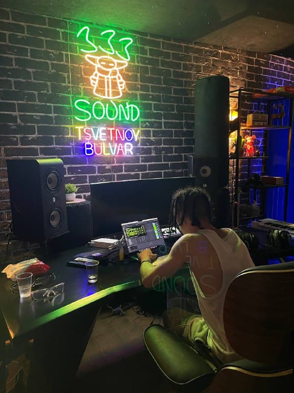 чуваки, в последнее время активно стал оффлайн работать, больше вайба с этого ловлю, поэтому по поводу сведения и консультаций в мск - лс @daddyyogas